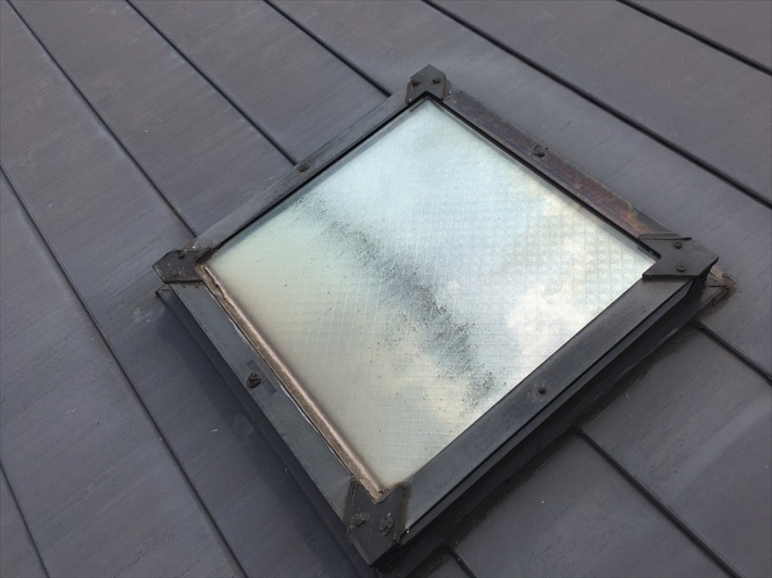 練馬区早宮にて屋根の点検、耐用年数を迎えた天窓は雨漏りを起こす可能性があります